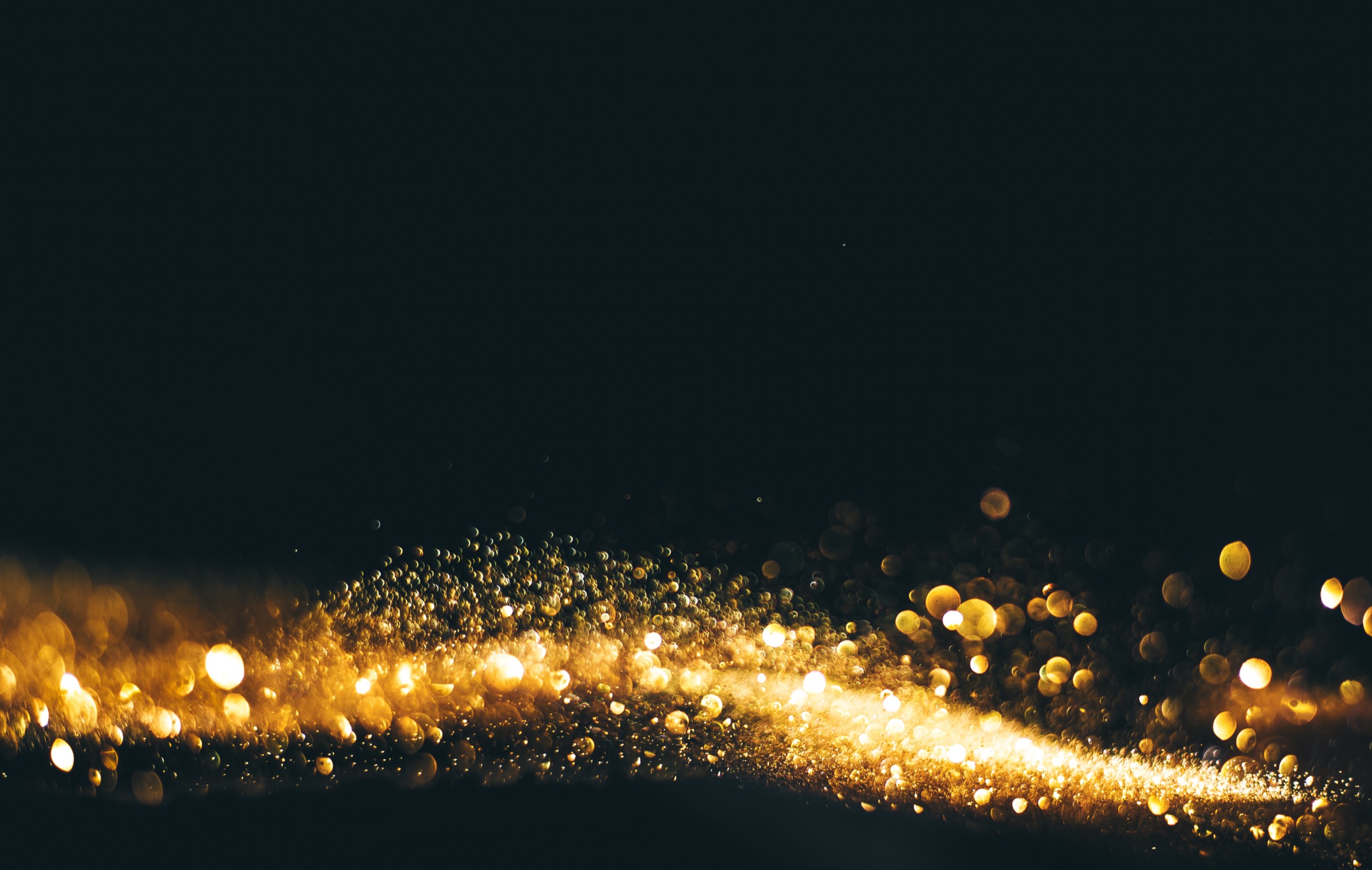 Goldene Lichtpunkte im Dunkeln, unscharf fotografiert
